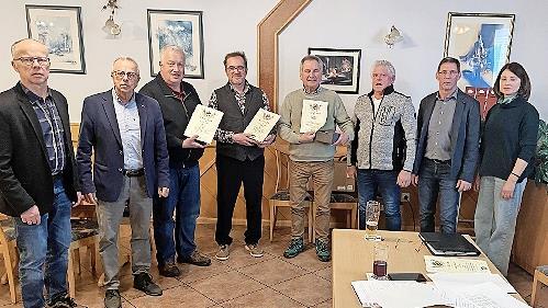 Unser Bild zeigt (von links) Stefan Fella, stellvertretenden Landrat Emil M&uuml;ller sowie (3. von rechts) Johannes Schlereth (stellvertretender Vorsitzender des vlf), vlf-Vorsitzenden Norbert G&ouml;tz und Stellvertreterin Silke Schaab mit den Geehrten (w...