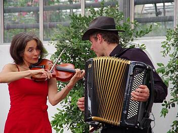 Das Duo Hora mit Susanne Reerink und Martin Rumprecht begeisterte die Zuhörer beim Konzert im Palmenhaus. Fotos: Klaus Werner