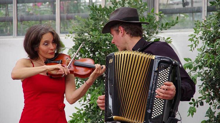 Das Duo Hora mit Susanne Reerink und Martin Rumprecht begeisterte die Zuhörer beim Konzert im Palmenhaus. Fotos: Klaus Werner