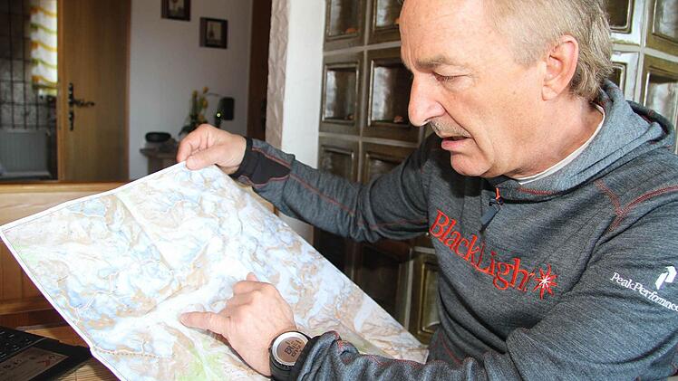 Charly Hetz studiert schon zu Hause die Karten genau - denn in den Gebieten, wo kleine Dreiecke eingezeichnet sind, befinden sich Gletscherspalten - und die sind für Skifahrer gefährlich. Außerdem müssen alle Gebiete vor der Abfahrt abgeflogen werden. Foto: privat