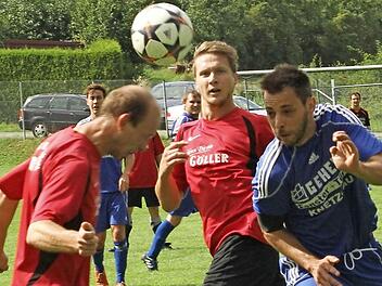 Der Knetzgauer Rene Knop (rechts) im Kopfballduell mit dem Neubrunner Paul Günther (links); dazwischen Tobias Heckelmann.Foto: Günther Geiling