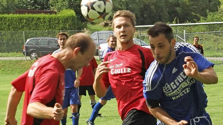 Der Knetzgauer Rene Knop (rechts) im Kopfballduell mit dem Neubrunner Paul Günther (links); dazwischen Tobias Heckelmann.Foto: Günther Geiling