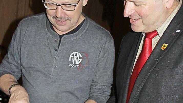 Wappenmänner, die sich seit Jahrzehnten kennen. "Diese Vereine interessieren mich." Rudi Hein blättert mit Bürgermeister Jürgen Hennemann die Vereinsbroschüre durch. Fotos: Ralf Kestel