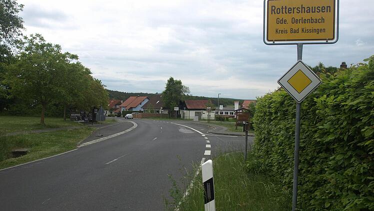 Der Landkreis bessert die Fahrbahn der KG 8 durch Rottershausen aus. Parallel wird die Gemeinde schadhafte Stellen im Gehweg herrichten sowie die Kosten für die Bushaltestellen in Höhe Sportplatz/Einmündung Domstraße tragen.  Foto: Stefan Geiger