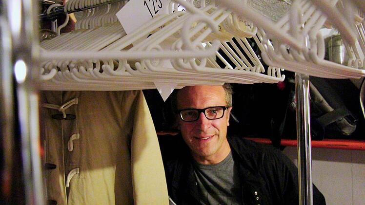 Der Herr der Kleiderbügel: Patrick Siegler, Betreiber des Bergsafe auf der Bergkirchweih Foto: Christian Bauriedel
