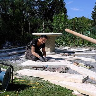 Ein Riesen-Puzzle, das die Mühe lohnt: Aus verschiedenen Steinplatten und Pflastersteinen haben BR-Redakteurin Dagmar Besand und ihre Helfer Terrassen und Wege für den künftigen Traumgarten gebaut. Die Steine wurden auf Splitt verlegt und nach Bedarf mit der Flex in Form gebracht. Foto: Peter May