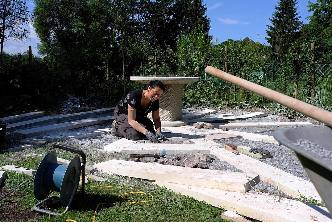 Ein Riesen-Puzzle, das die Mühe lohnt: Aus verschiedenen Steinplatten und Pflastersteinen haben BR-Redakteurin Dagmar Besand und ihre Helfer Terrassen und Wege für den künftigen Traumgarten gebaut. Die Steine wurden auf Splitt verlegt und nach Bedarf mit der Flex in Form gebracht. Foto: Peter May