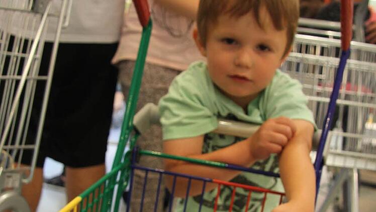 Lasse Seiffert (4) hat Saubär-Sachen in seinen kleinen Einkaufwagen gepackt. Er selbst geht auch in den Kindergarten.