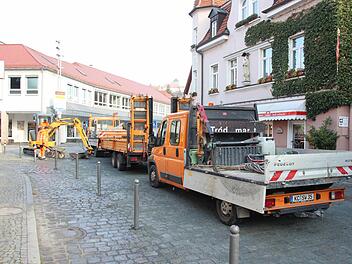 Die Ausbesserungsarbeiten in der Kronacher Spitalstraße wurden am Freitag beendet, Maschinen und Material verladen.  Foto: Friedwald Schedel