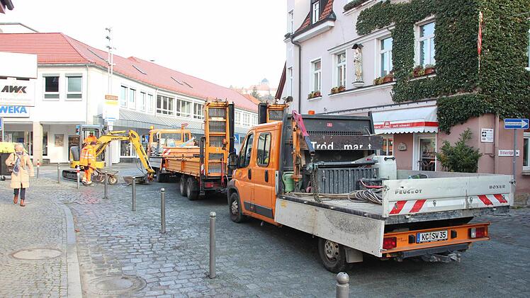 Die Ausbesserungsarbeiten in der Kronacher Spitalstraße wurden am Freitag beendet, Maschinen und Material verladen.  Foto: Friedwald Schedel