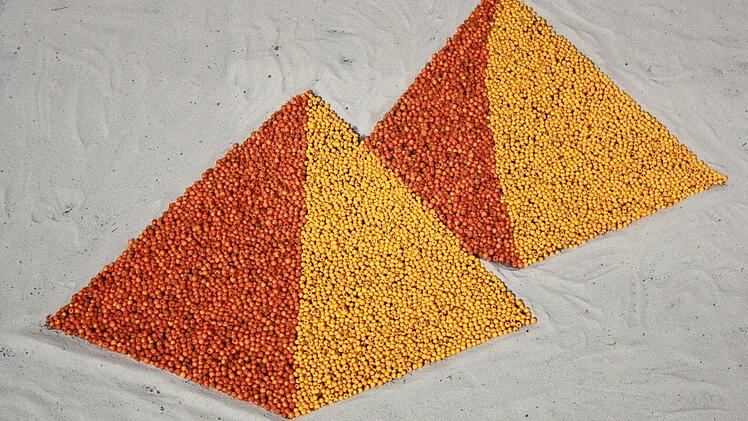 "Im Tal der Könige" - aus Quarzsand sowie roten und gelben Früchten des Feuerdorns Foto: Hubert Kolling