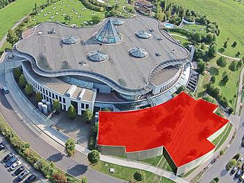 In dieser Fotomontage sind die vorläufigen Entwürfe für das künftige Hallenbad eingearbeitet: Der Anbau in Richtung Norden soll zwei große Schwimmer-Becken beherbergen. In Richtung Südwesten, also nach rechts bliebe trotzdem Platz für ein Thermen-Hotel. Fotomontage: Franziska Schäfer