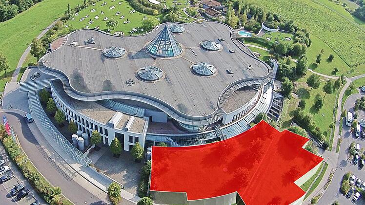 In dieser Fotomontage sind die vorläufigen Entwürfe für das künftige Hallenbad eingearbeitet: Der Anbau in Richtung Norden soll zwei große Schwimmer-Becken beherbergen. In Richtung Südwesten, also nach rechts bliebe trotzdem Platz für ein Thermen-Hotel. Fotomontage: Franziska Schäfer