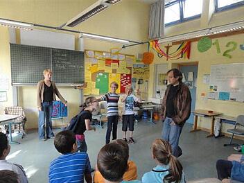 Theaterpädagoge Dirk Bayer  begleitet die Awo-Afklärungsarbeit mit Veranstaltungen für Kinder, Eltern und Team. Das Archivbild zeigt ihn bei der Arbeit in einer Schule.Foto: privat