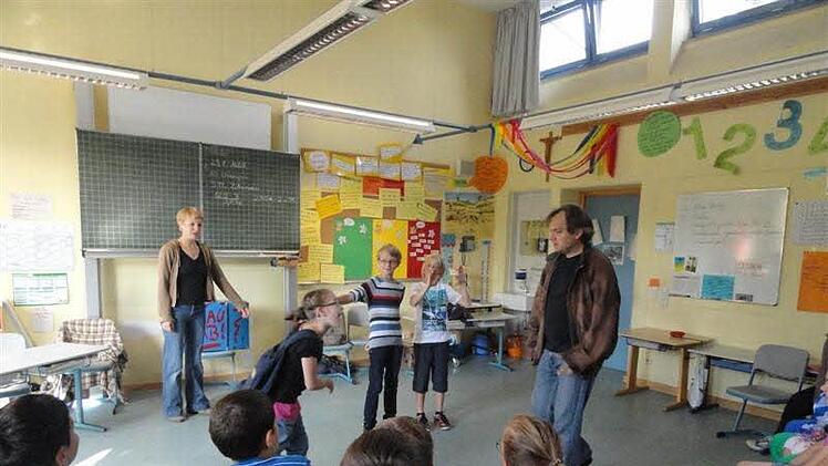 Theaterpädagoge Dirk Bayer  begleitet die Awo-Afklärungsarbeit mit Veranstaltungen für Kinder, Eltern und Team. Das Archivbild zeigt ihn bei der Arbeit in einer Schule.Foto: privat