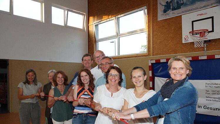 Die Führungsriege beim TV/DJK ist komplett: Susanne Möldner, Elisabeth Frank, Angelika Silberbach, Carmen Haberland, Heidrun Wahler, Antonia Hannawacker, Annette Hannawacker, Willy Willeke, Matthias Benner und Reinhard Schaupp. Foto: Arkadius Guzy