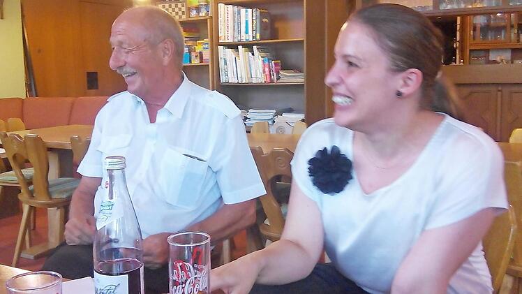 Wolfgang Hohensee und Tatjana Kießling erklärten den Besuchern des "Sternstüblas", auf was sie im Todesfall bei der Bestattung achten müssen und dass sie für die Hinterbliebenen am besten die eigenen Wünsche schriftlich niederlegen. Foto: Anita Amend