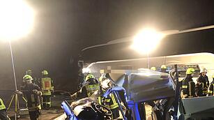 B26 bei Stockstadt: Kleintransporter kollidiert mit Reisebus &ndash;  mehrere Verletzte