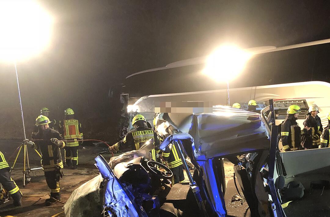 B26 bei Stockstadt: Kleintransporter kollidiert mit Reisebus –  mehrere Verletzte
