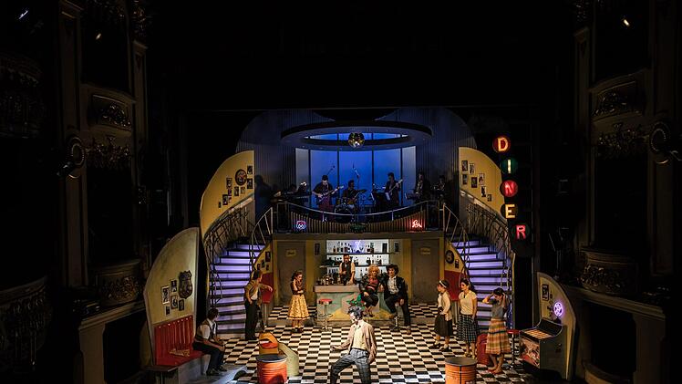 Begeisterten Applaus gab es bei der Wiederaufnahme des Rock'n'Roll-Musicals "A Spider Murphy Story" im Landestheater Coburg.Foto: Sebastian Buff