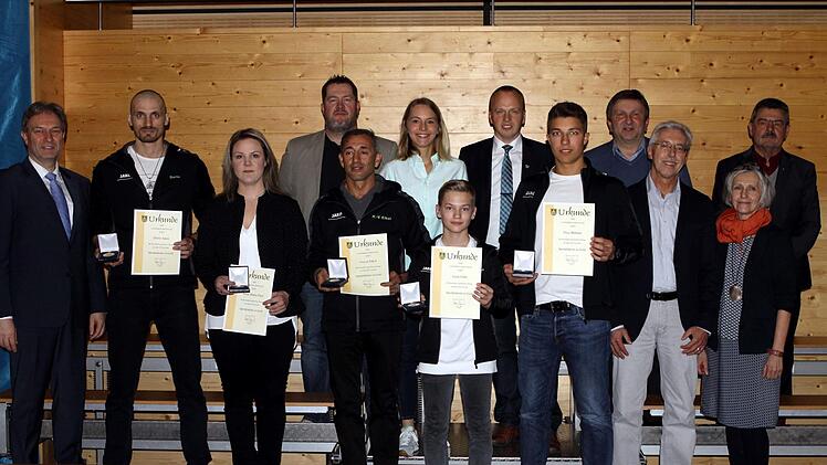 Die absoluten Spitzensportler des Landkreises Kronach wurden mit der goldenen Ehrennadel ausgezeichnet. Mit im Bild die Vertreter der Kreistagsfraktionen. Fotos: Michael Wunder