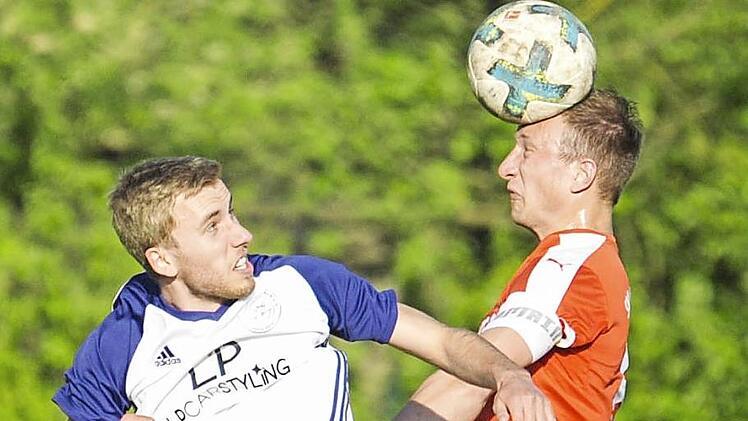 Mit "Köpfchen" bringt der Heilgersdorfer Spieler vor dem Locals Angreifer den Ball aus der Gefahrenzone. Das 1:1 reichte dem SVH allerdings nicht, da gleichzeitig der TSV Grub am Forst überraschend beim Meister SV Ketschendorf mit 3:2 gewann. Foto: Hagen Lehmann