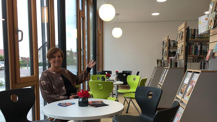 Bei der Eröffnung der Seniorenbücherei in OberhaidFoto: Anette Schreiber