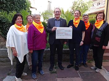 Die Kolpingfrauen übergeben den Spendenscheck über 1000 Euro an Pfarrer Thomas Eschenbacher. Foto: Markus Waite