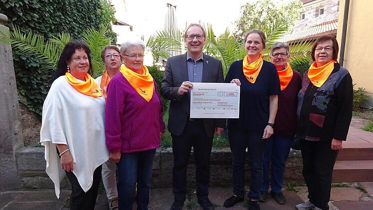 Die Kolpingfrauen &uuml;bergeben den Spendenscheck &uuml;ber 1000 Euro an Pfarrer Thomas Eschenbacher. Foto: Markus Waite