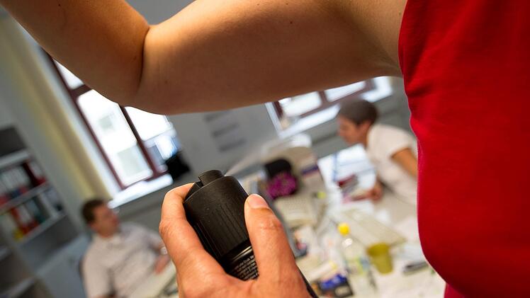 Deos sollen üble Gerüche unterbinden. Einige dieser Produkte enthalten aber Aluminium, welches seit Anfang der 2000er-Jahre  in der Kritik steht. Symbolfoto: Arno Burgi/dpa