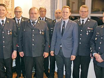 Ehrungen und insbesondere die Verabschiedung von Eberhard Bühling standen im Mittelpunkt der Hauptversammlung der Breitenauer Feuerwehr. Von links: Arno Brachmann, Matthias Löhnert, Stefan Püls, Eberhard Bühling, Thomas Straub, Christoph Dorscht, Tobias Ehrlicher, Detlef Schoder und Christian Ros. Foto: Gerald Karnitzschky