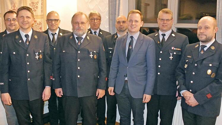 Ehrungen und insbesondere die Verabschiedung von Eberhard Bühling standen im Mittelpunkt der Hauptversammlung der Breitenauer Feuerwehr. Von links: Arno Brachmann, Matthias Löhnert, Stefan Püls, Eberhard Bühling, Thomas Straub, Christoph Dorscht, Tobias Ehrlicher, Detlef Schoder und Christian Ros. Foto: Gerald Karnitzschky