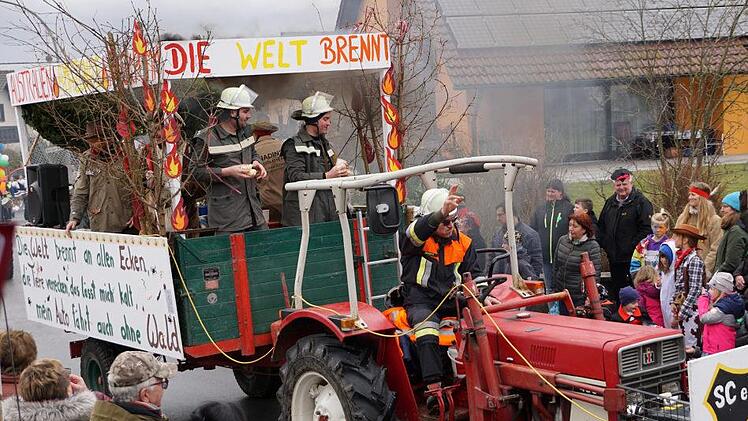 Da war wieder etliches geboten beim Faschingszug in Unteroberndorf.Foto: Johannes Michel