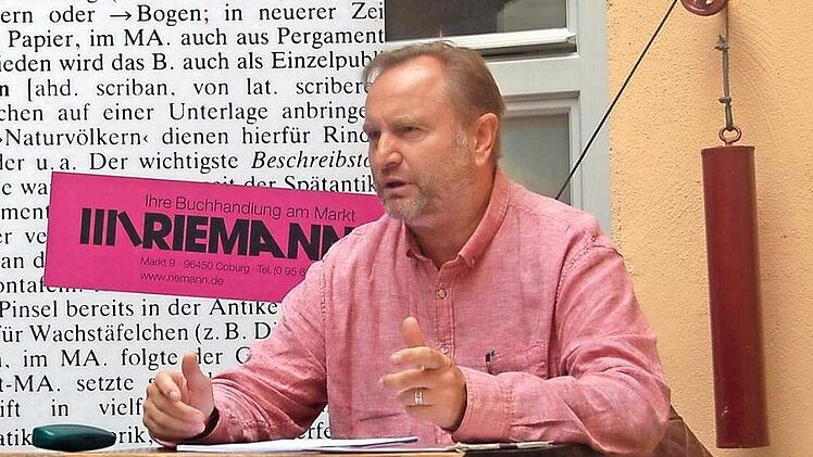 Helmut Vorndran zuzuhören, ist mindestens genauso amüsant wie seine Geschichten um den Kommissar Lagerfeld und die anderen zu lesen. Diese Woche stellte er "Das Makarov-Puzzle" in Coburg vor.  Foto: Helke Renner
