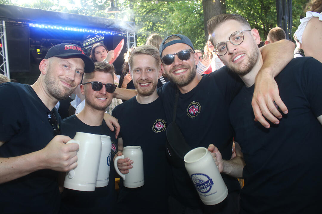 Auf der Bergkirchweih wird richtig gefeiert!