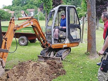 Thomas Hohmann hebt mit leichtem Baggergerät den Boden für das neue Pflaster aus. Fotos: Stephanie Elm