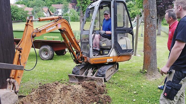 Thomas Hohmann hebt mit leichtem Baggergerät den Boden für das neue Pflaster aus. Fotos: Stephanie Elm