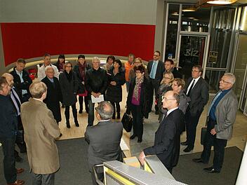 Einen grundlegenden Überblick über ihren Zuständigkeitsbereich verschafften sich die Verbandsräte des Zweckverbandes Schulzentrum, der sich nach der Kommunalwahl ja neu zusammensetzt. Geschäftsführer Horst Hofmann (vorne links) gab bei einem Rundgang (hier im Mittagsbetreuungsgebäude "Silberfisch") geballte Information weiter.