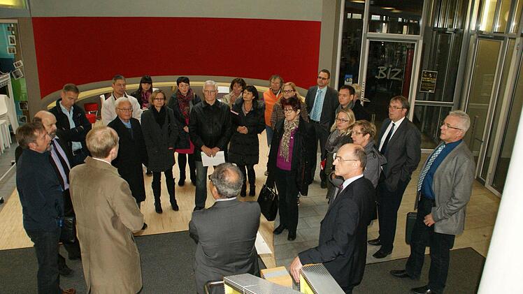 Einen grundlegenden Überblick über ihren Zuständigkeitsbereich verschafften sich die Verbandsräte des Zweckverbandes Schulzentrum, der sich nach der Kommunalwahl ja neu zusammensetzt. Geschäftsführer Horst Hofmann (vorne links) gab bei einem Rundgang (hier im Mittagsbetreuungsgebäude "Silberfisch") geballte Information weiter.