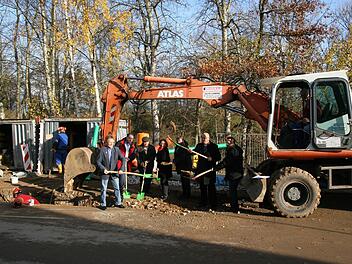 Spatenstich unter dem Schaufelbagger: Bürgermeister Klaus Homann und Angehörige der Fraktionen des Marktgemeinderats packen zusammen mit der Baufirma Köhler aus Lisberg sowie dem Bauingenieur Hans-Jürgen Sauer ein 320 000 Euro teures Abwasser-Projekt an. Foto: wb