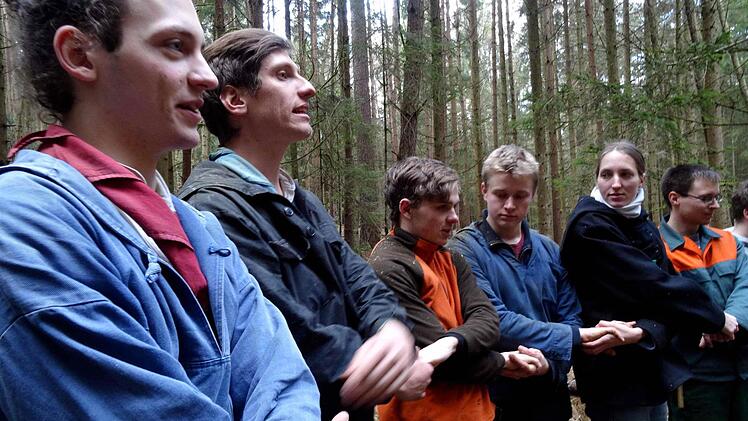 Anfangskreis mir Raubvögel-Stammesführer Jasper (Zweiter von links) Foto: Johanna Blum