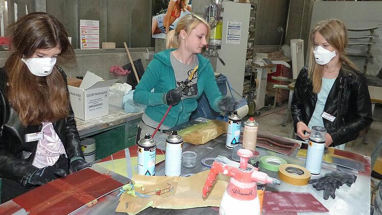 In der Frankia-Lackiererei: Lisa Wittek, Lackiermeisterin Franziska Frenzl und Carina Weiß (von links).