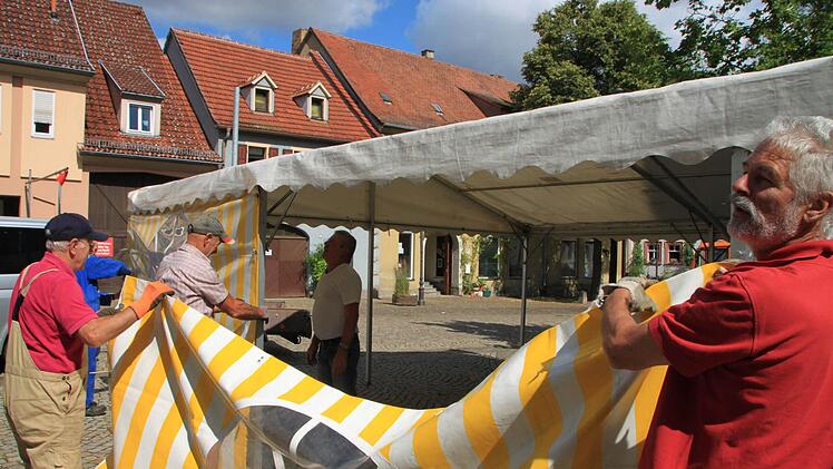 Die TSV-Helfer bauen die Kaffeebar auf. Foto: Heike Beudert