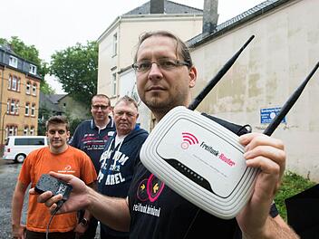Flüchtlinge brauchen das Internet - davon sind Sven Borchert (r.) und die Initiative "Freifunk Dortmund" überzeugt: die Gruppe hat dort Wlan-Router für rund 400 Asylbewerber installiert. Foto: Bernd Thissen/dpa