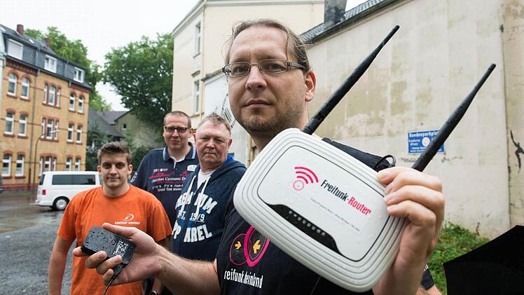 Flüchtlinge brauchen das Internet - davon sind Sven Borchert (r.) und die Initiative "Freifunk Dortmund" überzeugt: die Gruppe hat dort Wlan-Router für rund 400 Asylbewerber installiert. Foto: Bernd Thissen/dpa