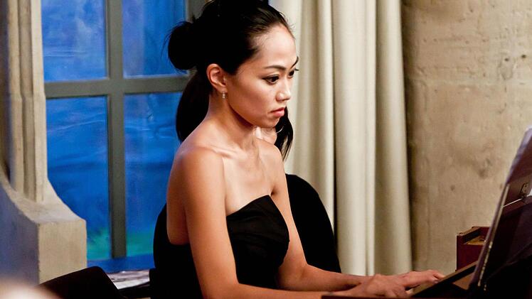 Das "Ensemble Karsanat" bei seinem Gastpiel im ehemaligen Refkrotium des einstigen Klosters Mönchröden. Am Spinett begleitete Kyoko Frank.Foto: Jochen Berger