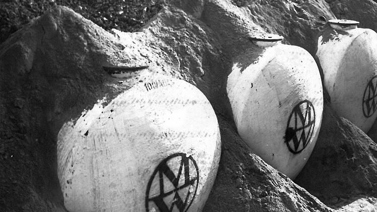 Diese vier Öltanks können je 100 000 Liter Öl fürs Heizwerk aufnehmen. Foto: CT-Archiv