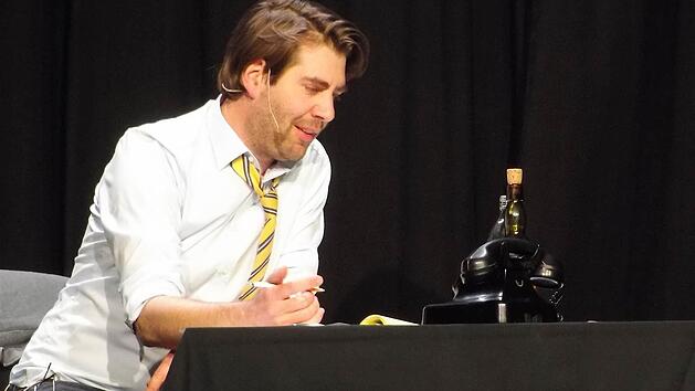 Claus von Wagner auf der B&uuml;hne im Naunacher B&uuml;rgersaal. Foto: Johannes Michel