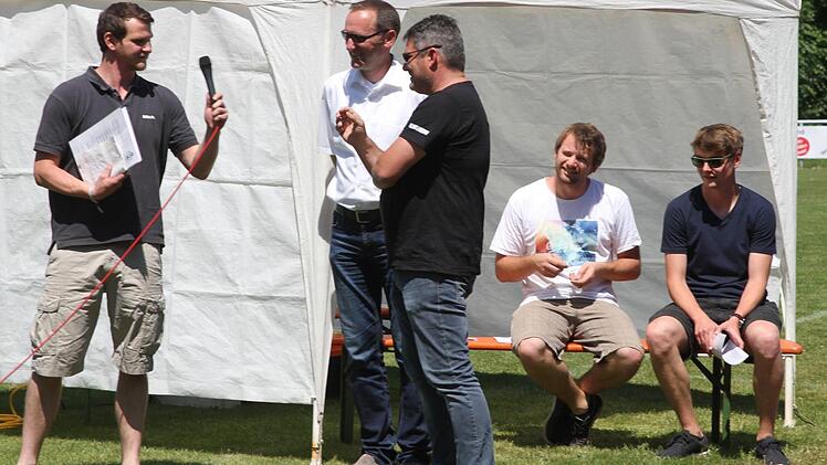 Organisator Michael Werb mit Bürgermeister Michael Ziegler und Diakon Joachim Stapf (von links) bei der Eröffnung des Events.