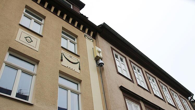 Zwei Videokameras sollen die Sicherheit im Coburger Steinweg in den Abend und Nachtstunden verbessern. Installiert wurden sie bereits an den dafür vorgesehen beiden Gebäuden. Der Probebetrieb soll am 1. April beginnen und bis Ende Mai laufen.Foto: Jochen Berger